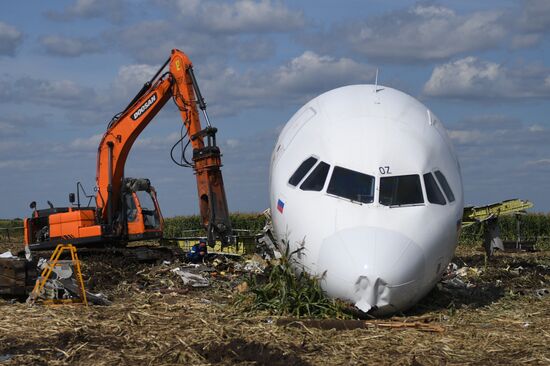 Вывоз самолета Airbus A321 с места ЧП