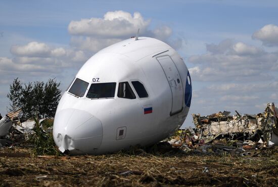 Вывоз самолета Airbus A321 с места ЧП