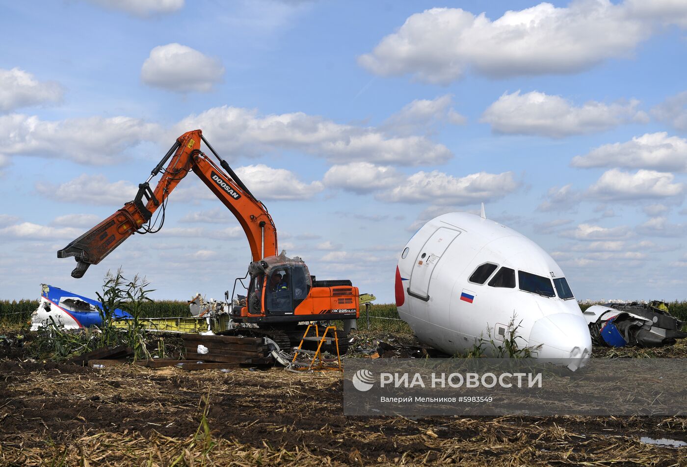 Вывоз самолета Airbus A321 с места ЧП