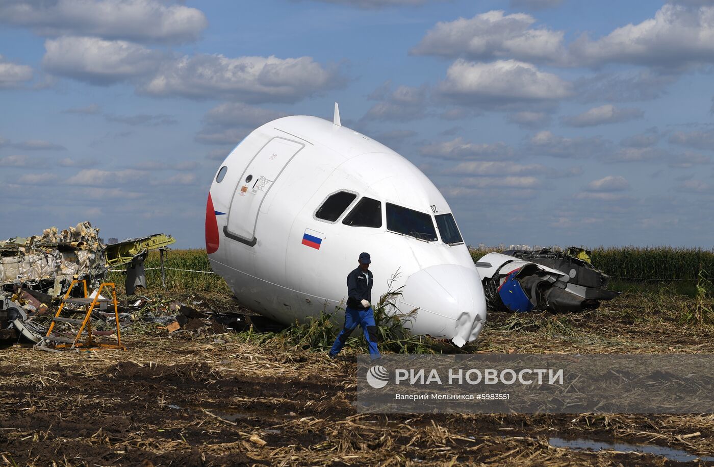 Вывоз самолета Airbus A321 с места ЧП