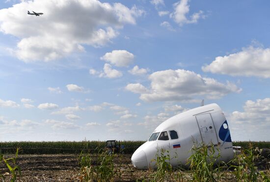 Вывоз самолета Airbus A321 с места ЧП