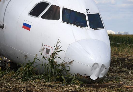 Вывоз самолета Airbus A321 с места ЧП