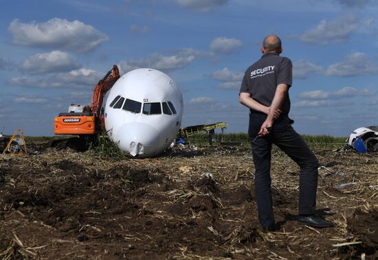 Вывоз самолета Airbus A321 с места ЧП