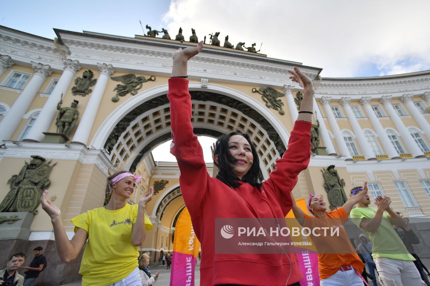 Зарядка с фигуристкой Е. Туктамышевой на Дворцовой площади