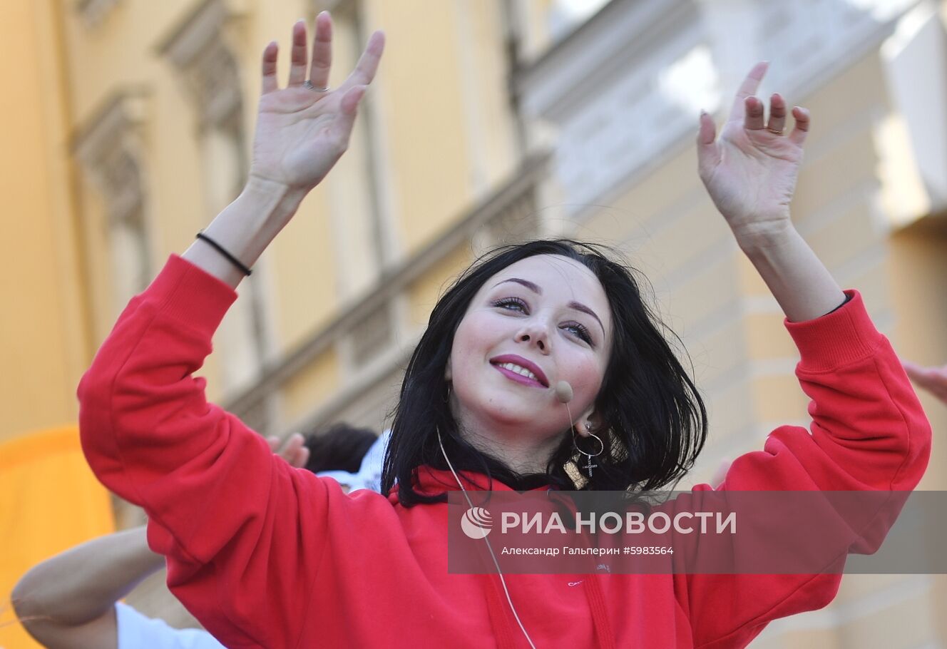 Зарядка с фигуристкой Е. Туктамышевой на Дворцовой площади