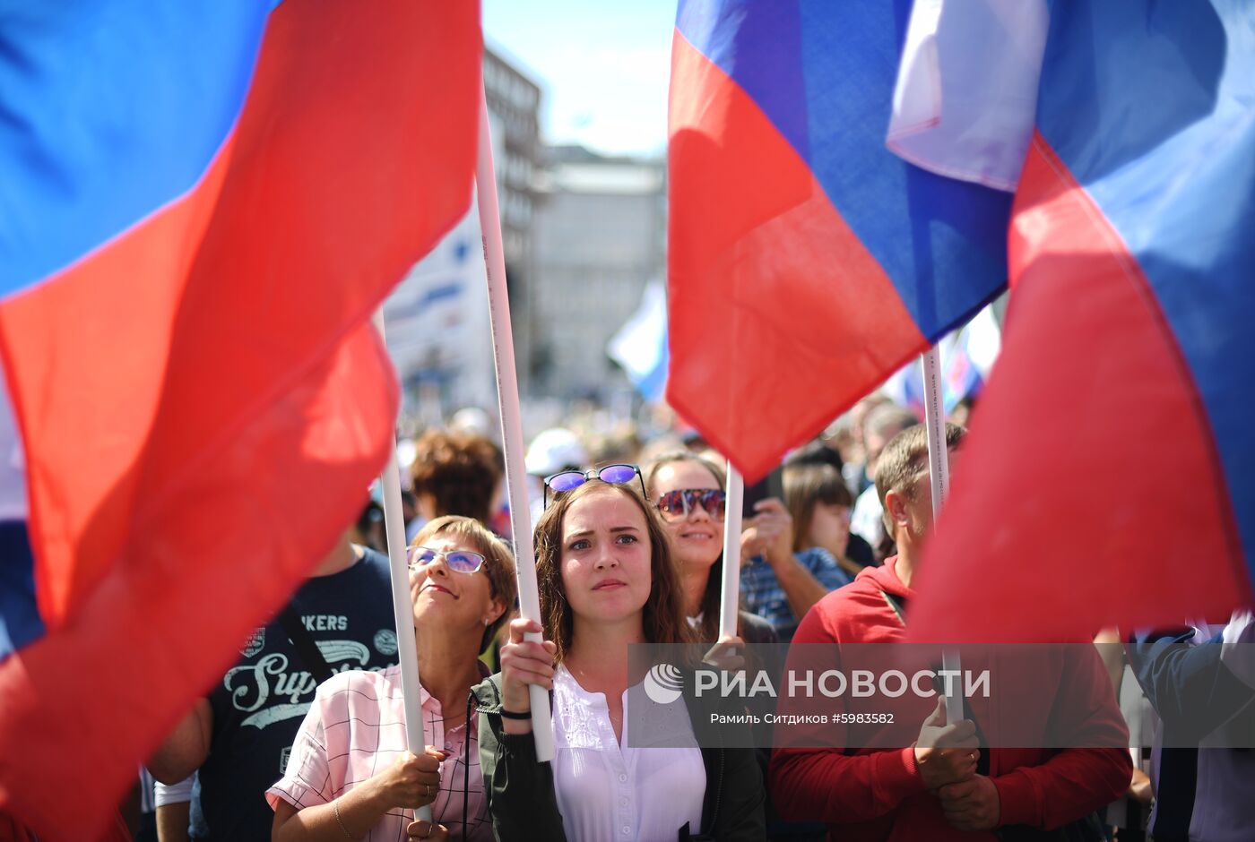 Участники митинга-концерта на проспекте Сахарова в Москве в честь Дня государственного флага РФ. Место: Россия, Москва. Автор: Рамиль Ситдиков/РИА Новости. Митинг-концерт в честь Дня государственного флага РФ
