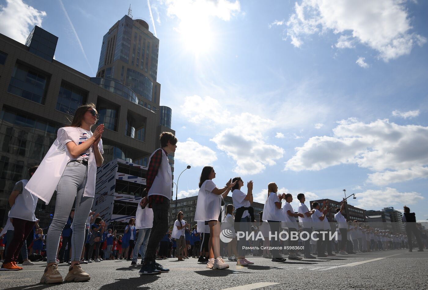 Участники митинга-концерта на проспекте Сахарова в Москве в честь Дня государственного флага РФ. Место: Россия, Москва. Автор: Рамиль Ситдиков/РИА Новости. Митинг-концерт в честь Дня государственного флага РФ