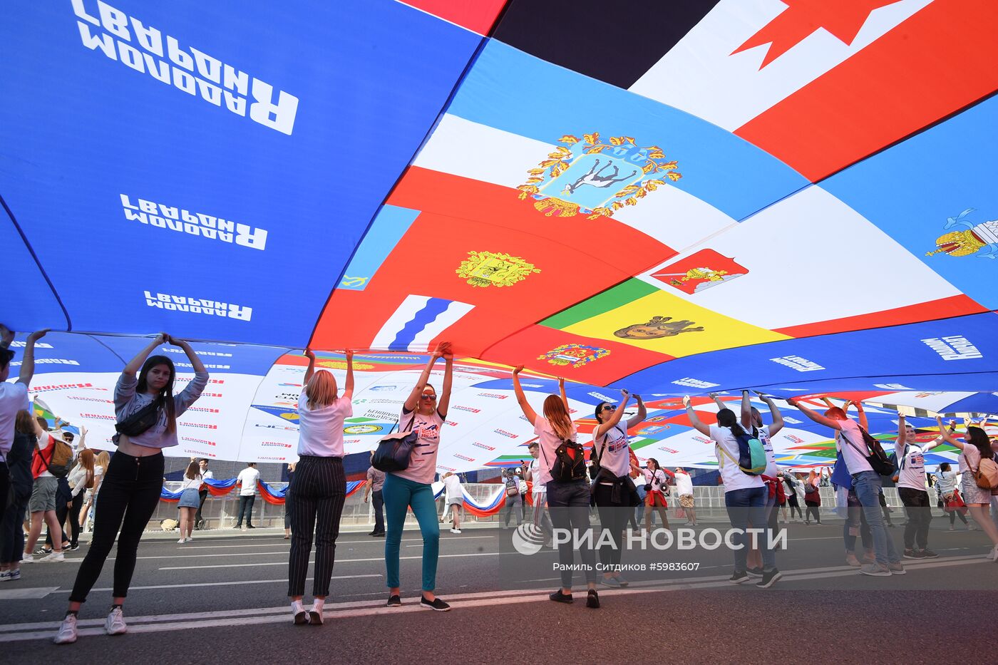 Флешмоб в честь Дня государственного флага России 