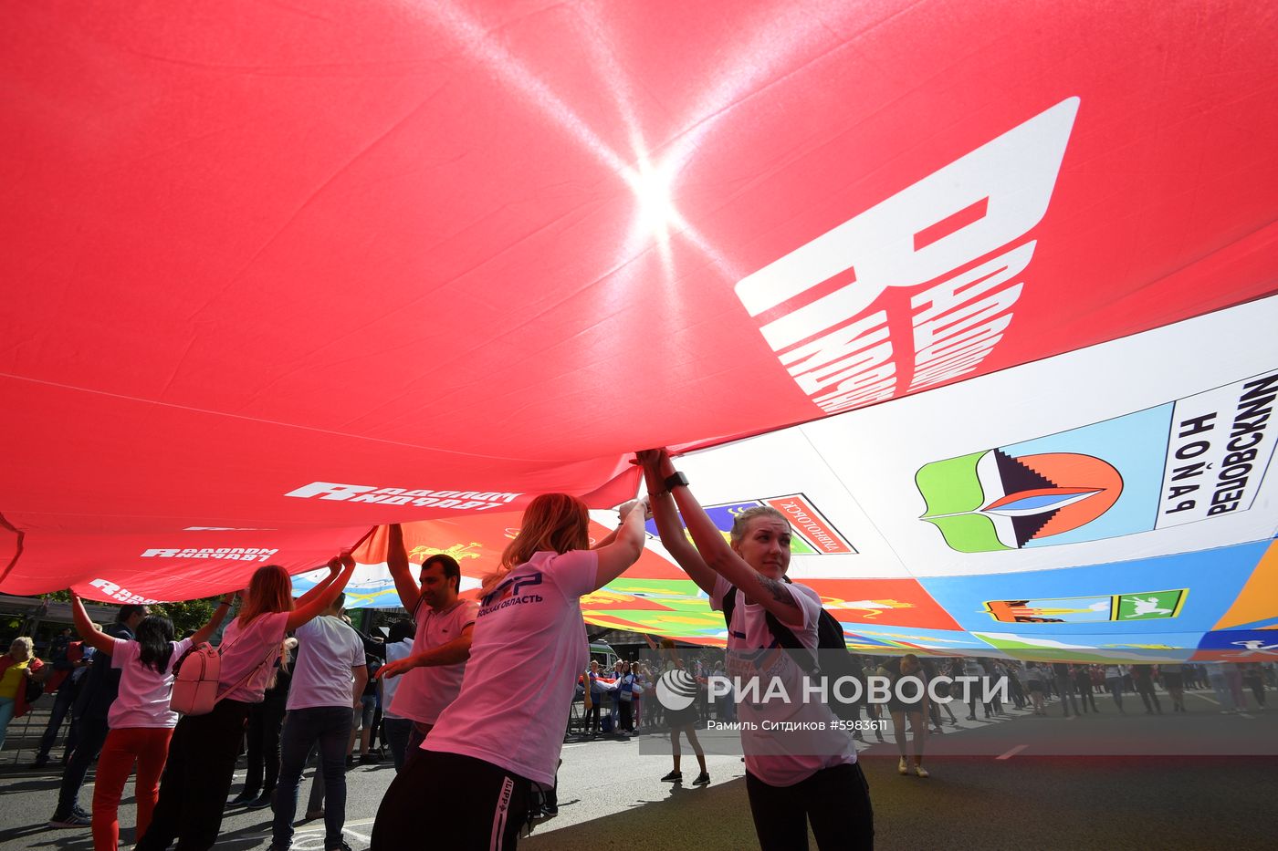 Флешмоб в честь Дня государственного флага России