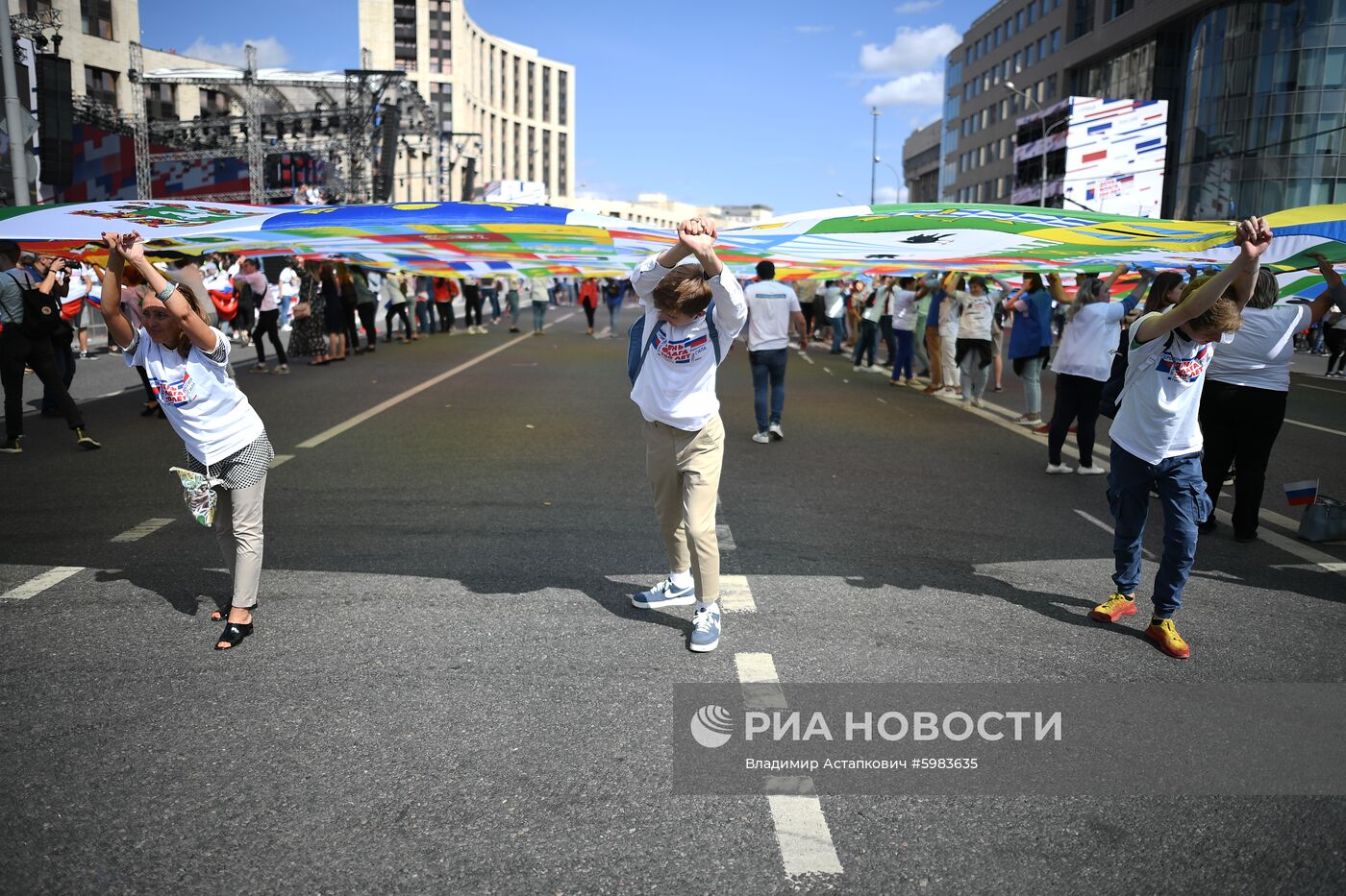 Флешмоб в честь Дня государственного флага России 