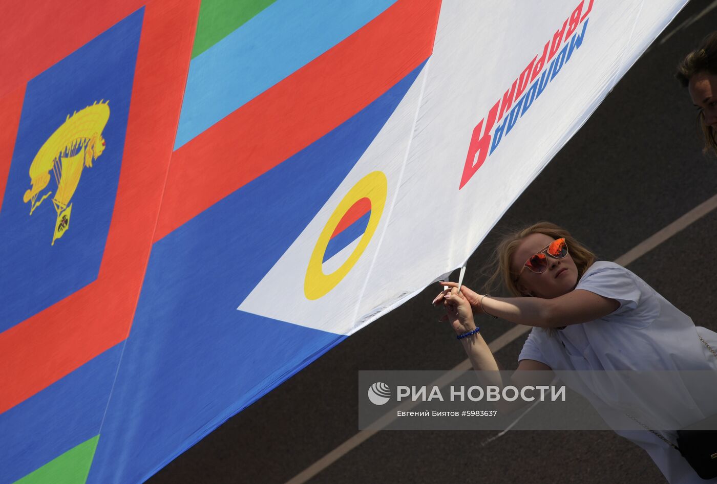 Флешмоб в честь Дня государственного флага России