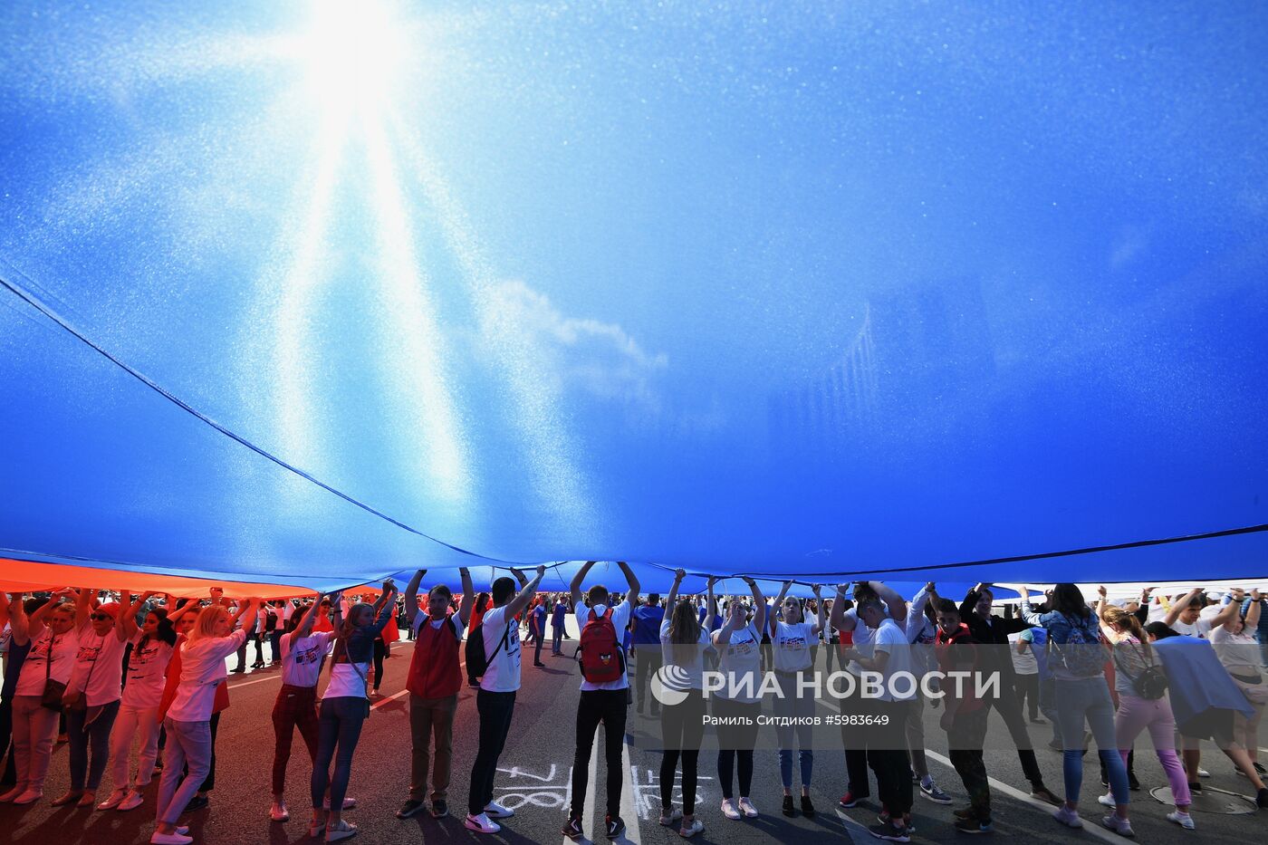 Флешмоб в честь Дня государственного флага России