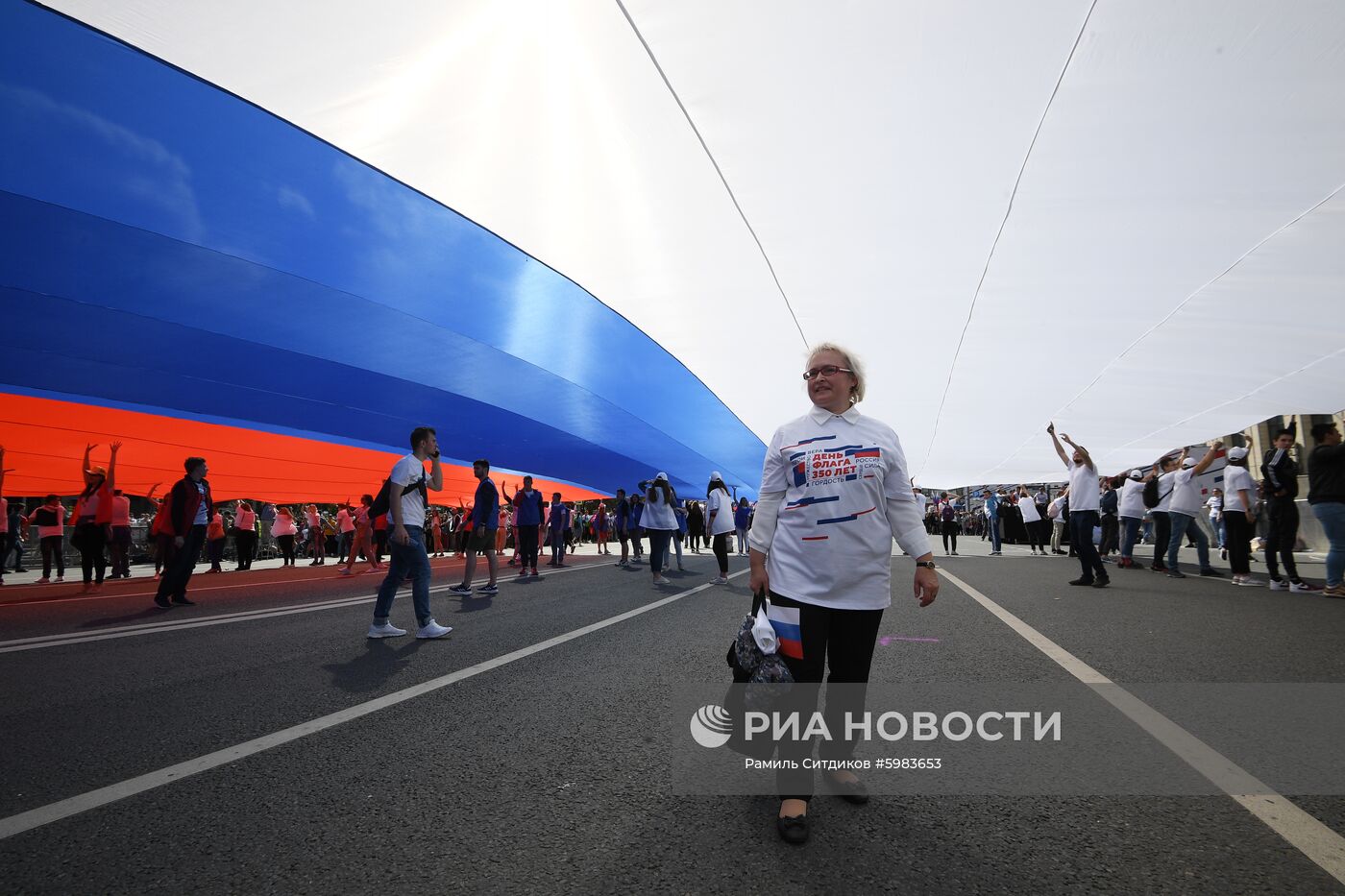 Флешмоб в честь Дня государственного флага России 