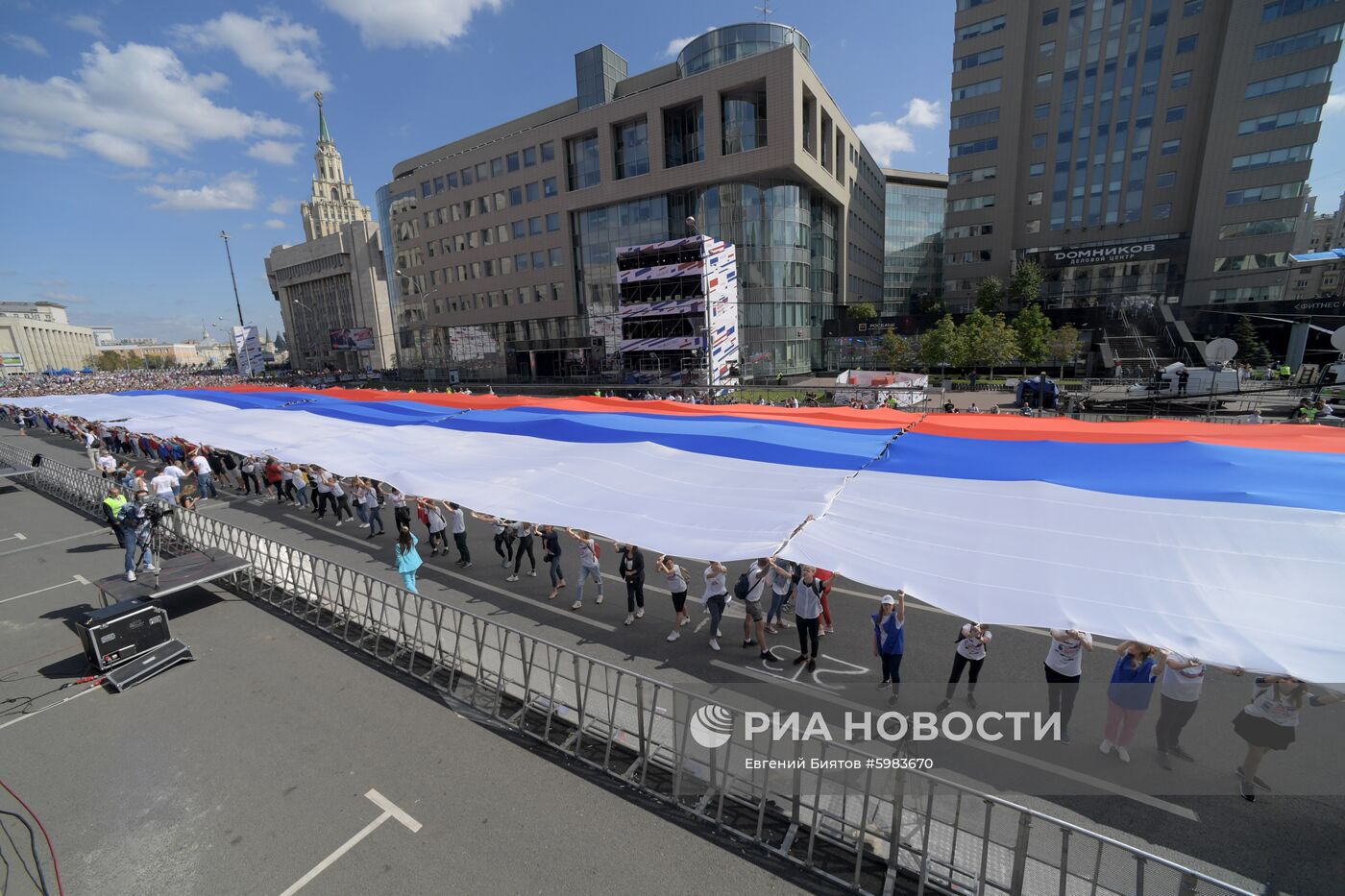 Флешмоб в честь Дня государственного флага России