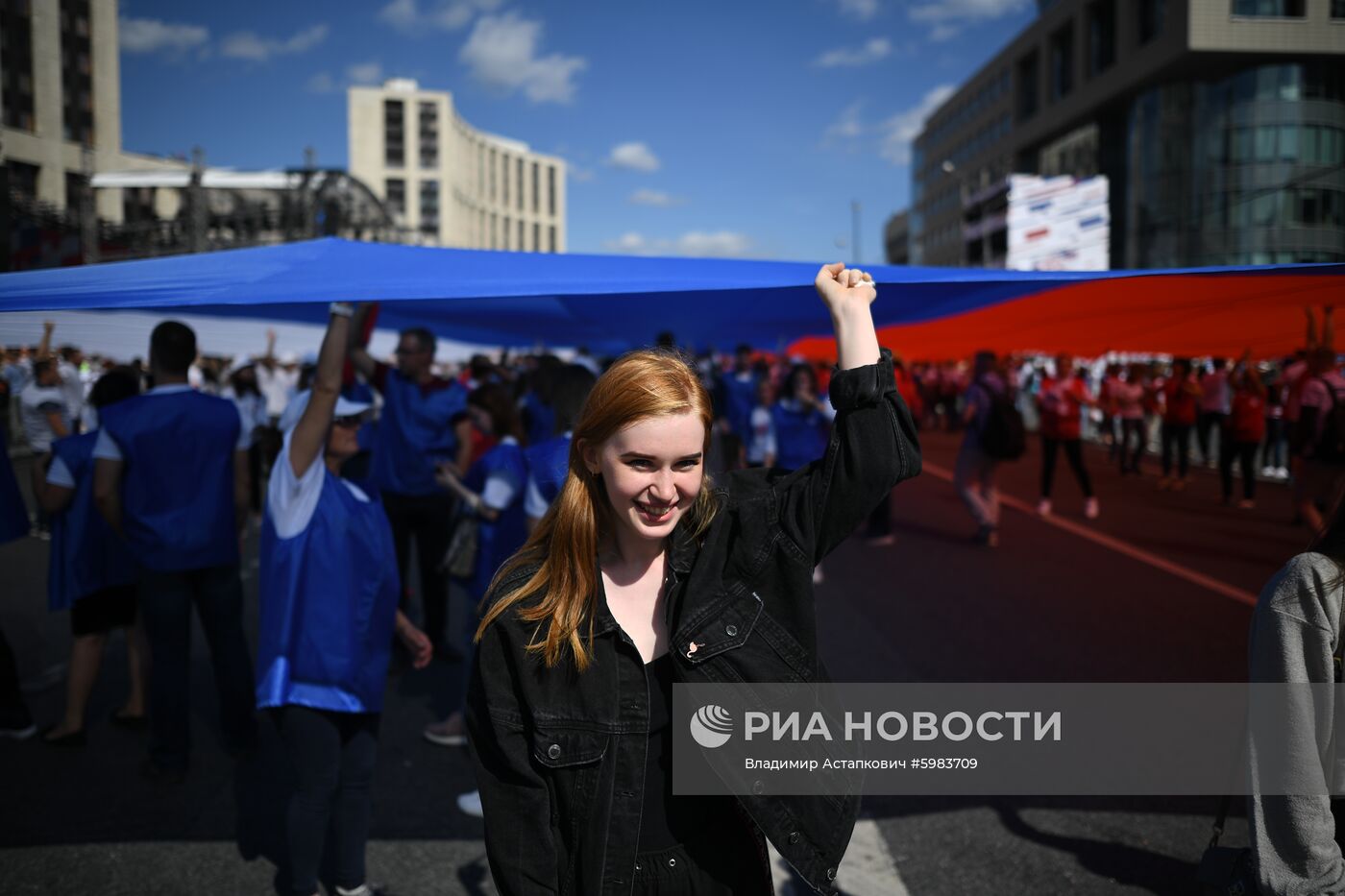 Флешмоб в честь Дня государственного флага России 