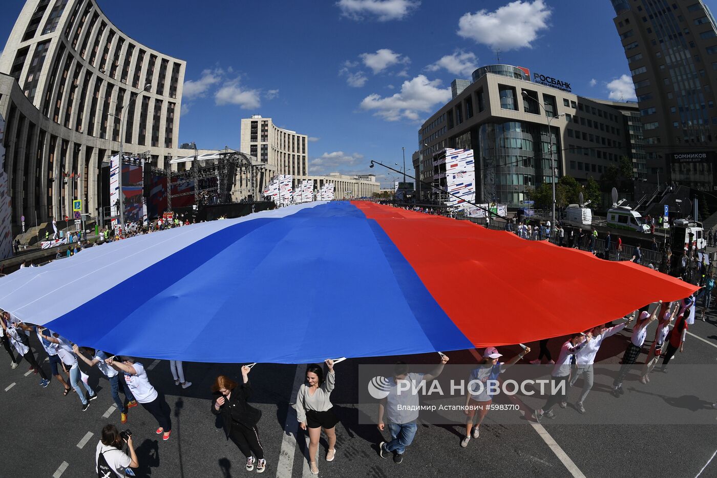 Флешмоб в честь Дня государственного флага России 