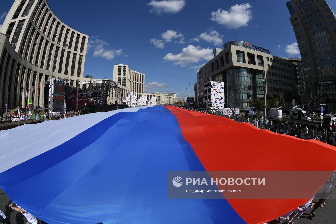 Флешмоб в честь Дня государственного флага России 