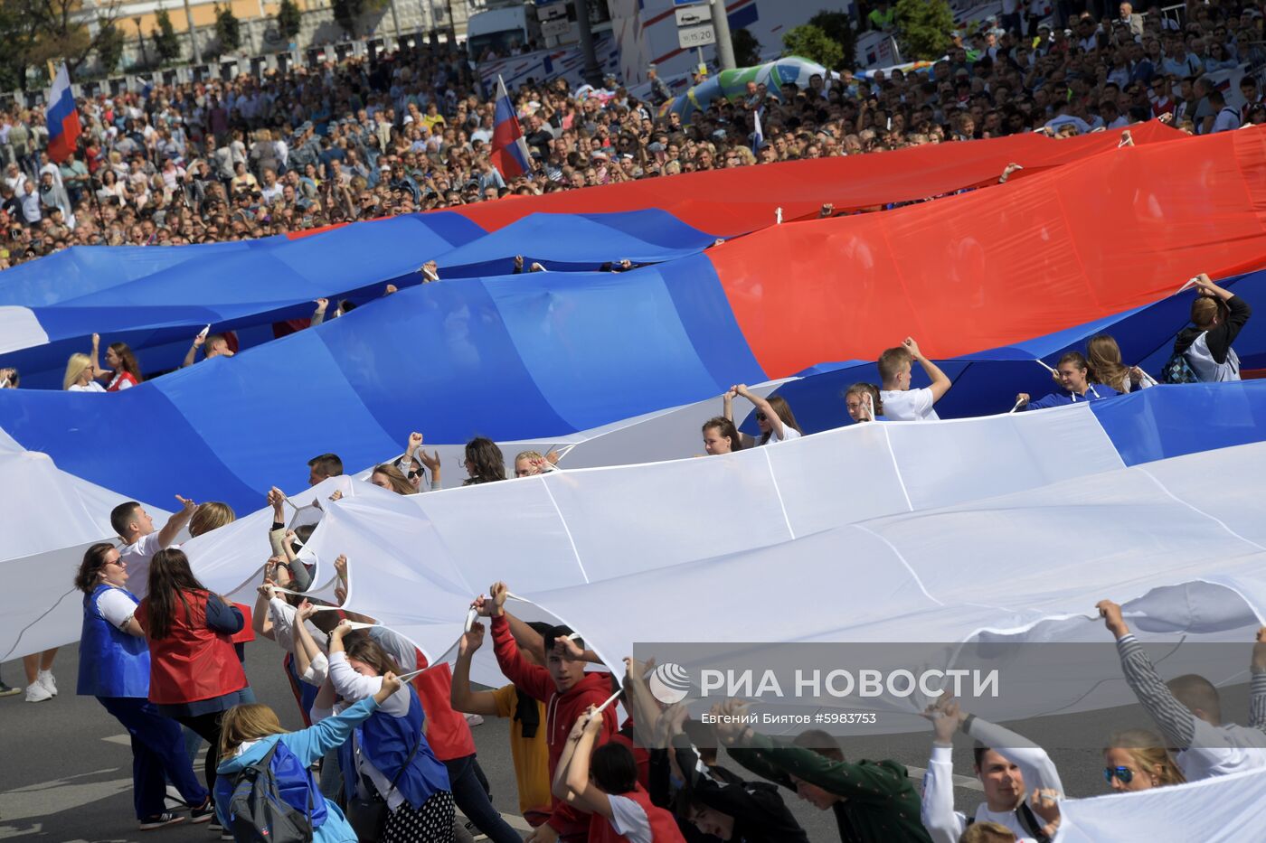 Флешмоб в честь Дня государственного флага России