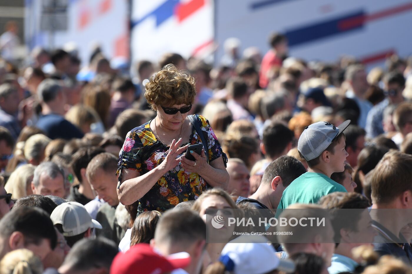 На митинге-концерте на проспекте Сахарова в Москве в честь Дня государственного флага РФ. Место: Россия, Москва. Автор: Рамиль Ситдиков/РИА Новости. Митинг-концерт в честь Дня государственного флага РФ