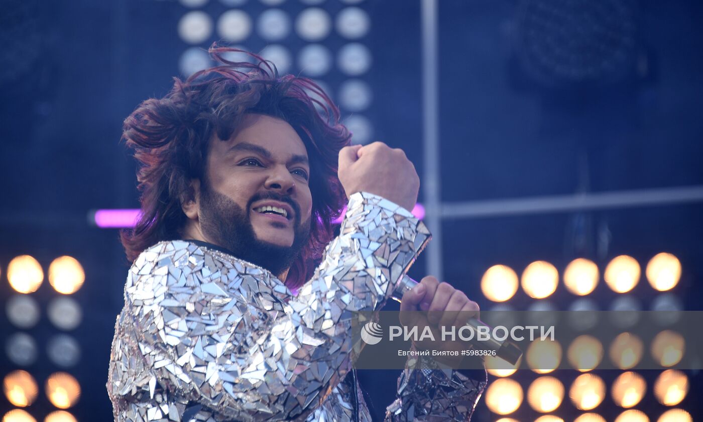 Певец Филипп Киркоров выступает на митинге-концерте на проспекте Сахарова в Москве в честь Дня государственного флага РФ. Место: Россия, Москва. Автор: Евгений Биятов/РИА Новости. Митинг-концерт в честь Дня государственного флага РФ