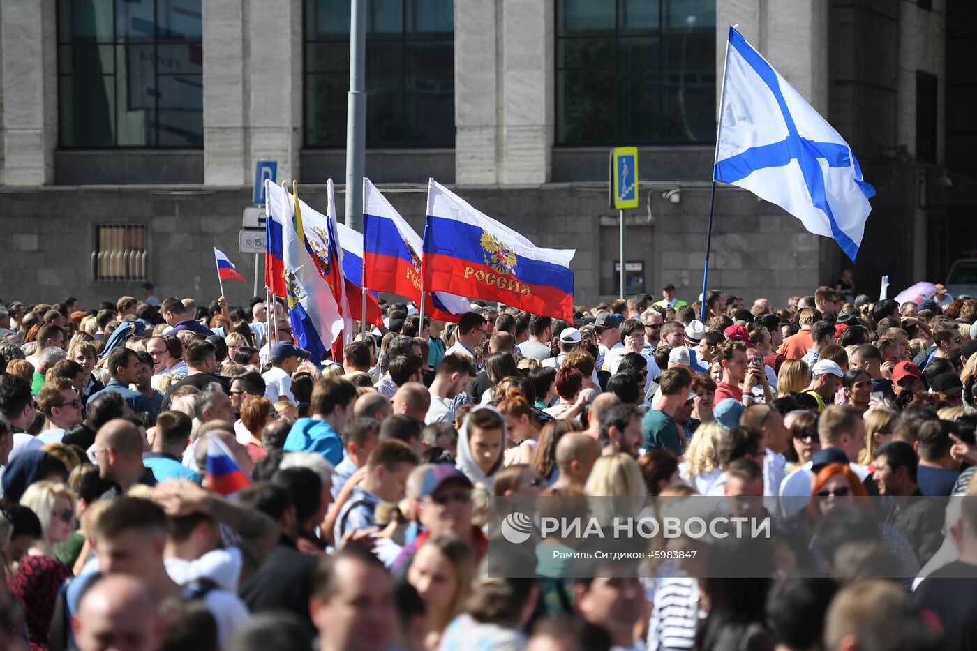Зрители на митинге-концерте на проспекте Сахарова в Москве в честь Дня государственного флага РФ. Место: Россия, Москва. Автор: Рамиль Ситдиков/РИА Новости. Митинг-концерт в честь Дня государственного флага РФ