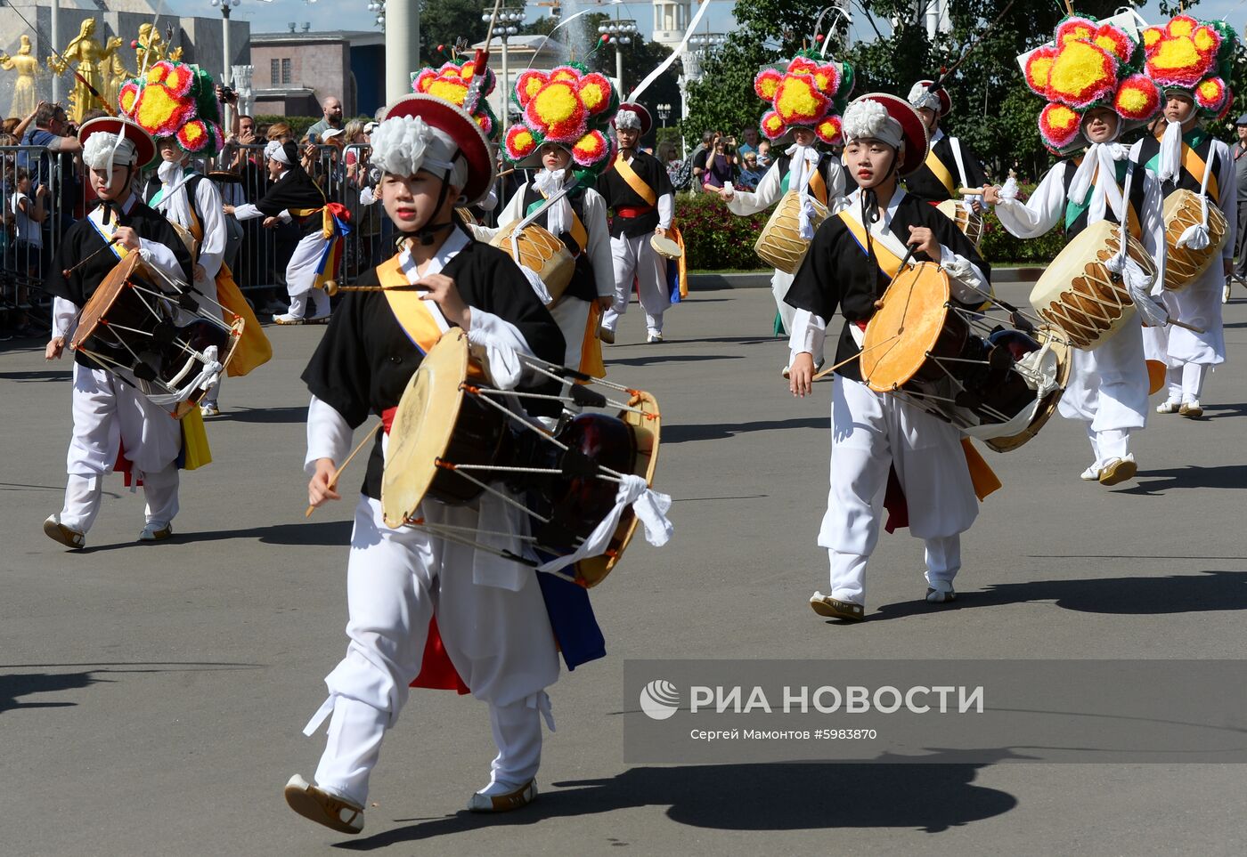 Торжественное шествие участников фестиваля "Спасская башня" на ВДНХ