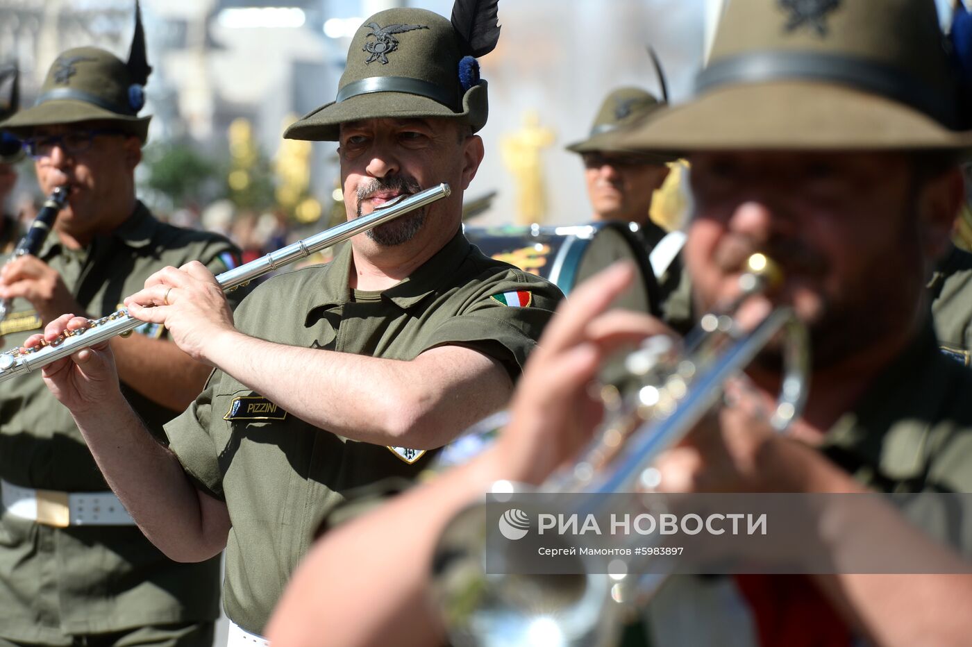 Торжественное шествие участников фестиваля "Спасская башня" на ВДНХ