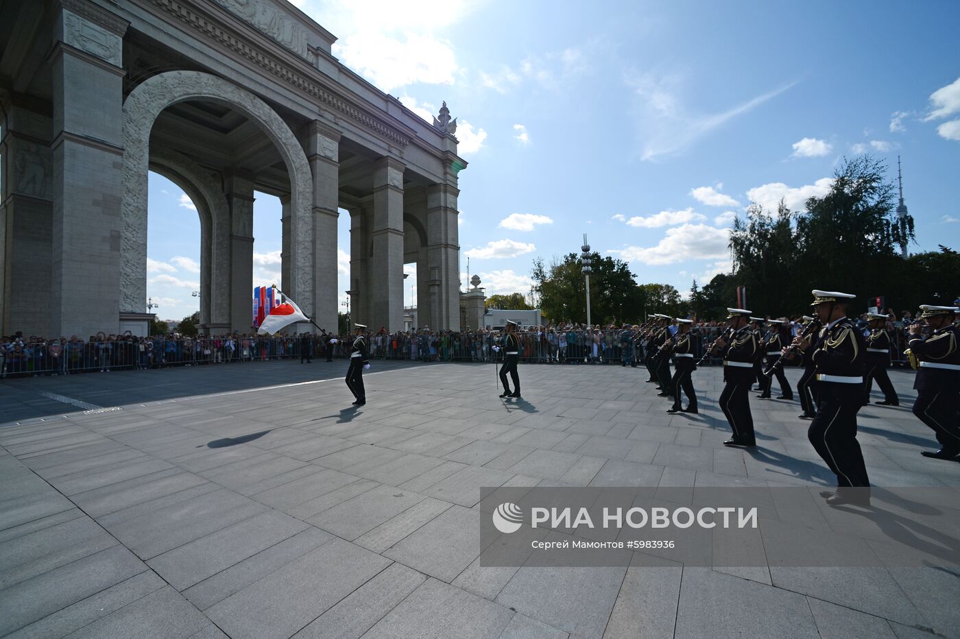 Торжественное шествие участников фестиваля "Спасская башня" на ВДНХ