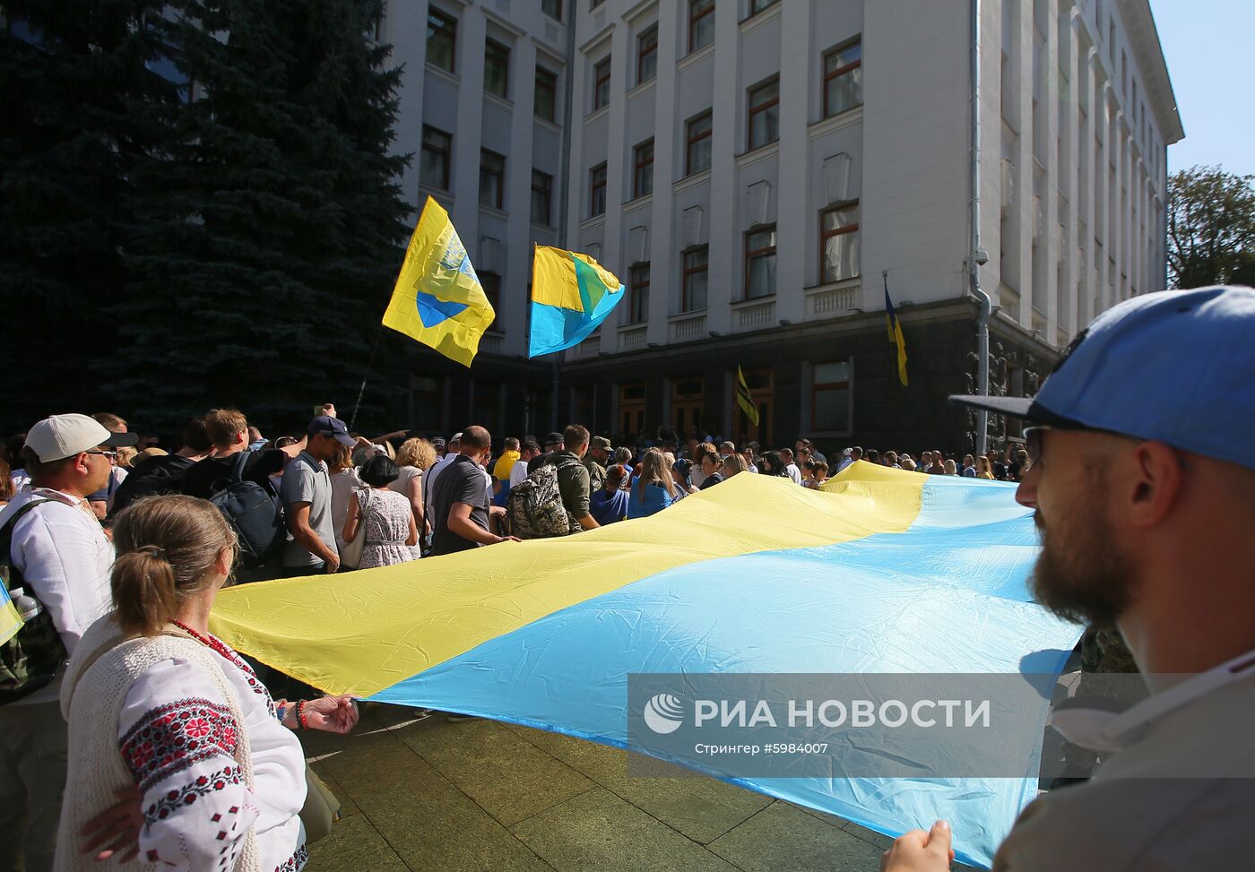 Акция националистов в Киеве против прекращения боевых действий в Донбассе