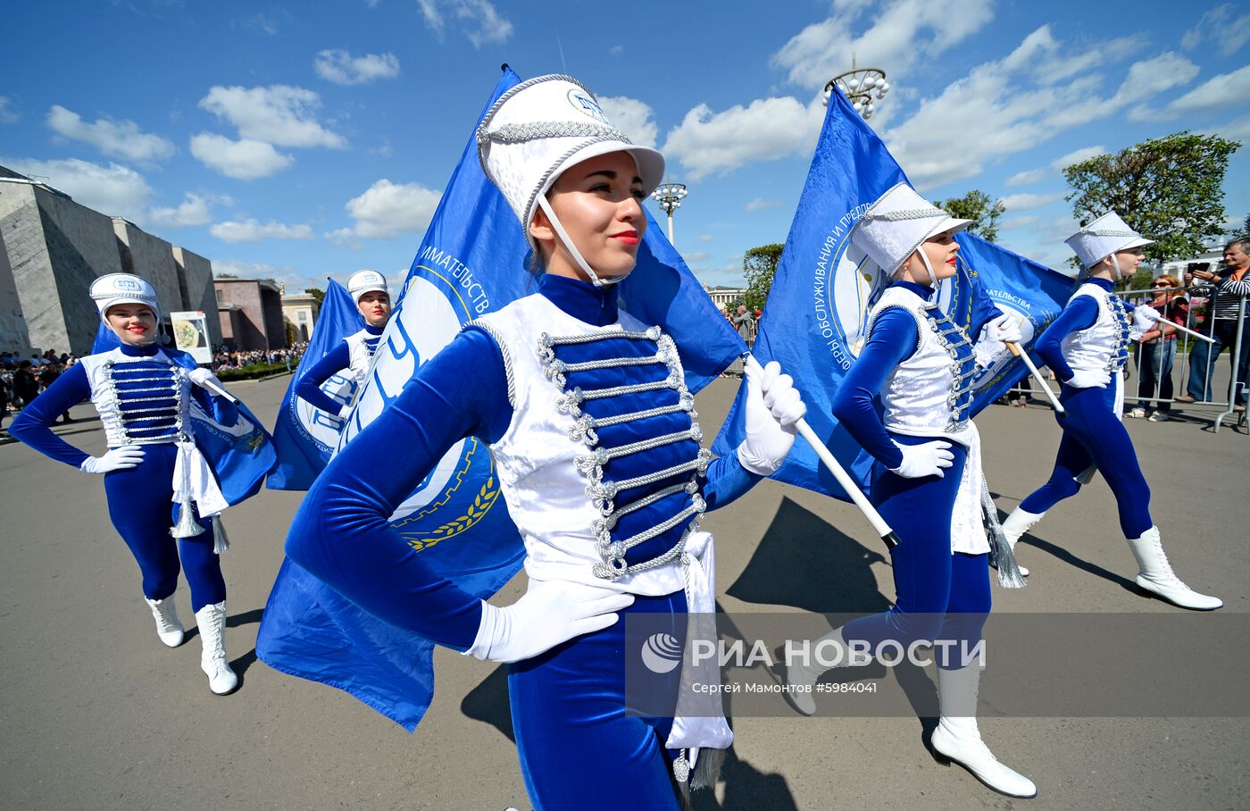 Торжественное шествие участников фестиваля "Спасская башня" на ВДНХ