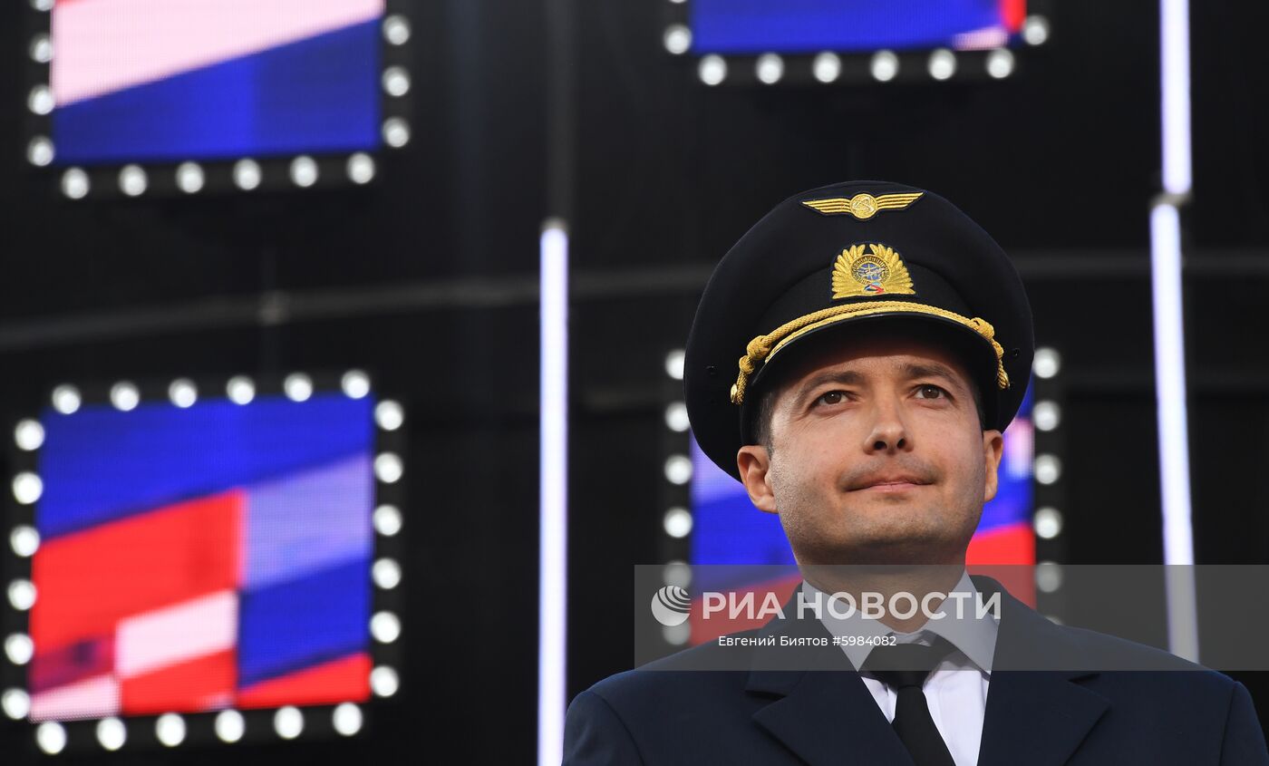Командир аварийно севшего в поле лайнера Airbus А321 авиакомпании "Уральские авиалинии" Дамир Юсупов выступает на митинге-концерте на проспекте Сахарова в Москве в честь Дня государственного флага РФ. Место: Россия, Москва. Автор: Евгений Биятов/РИА Новости. Митинг-концерт в честь Дня государственного флага РФ