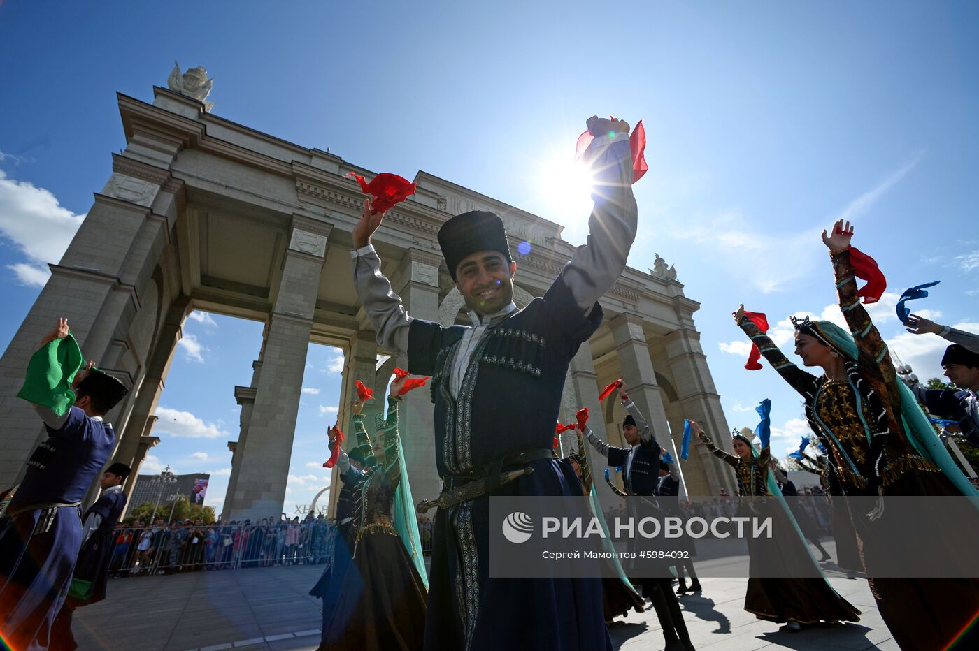 Торжественное шествие участников фестиваля "Спасская башня" на ВДНХ