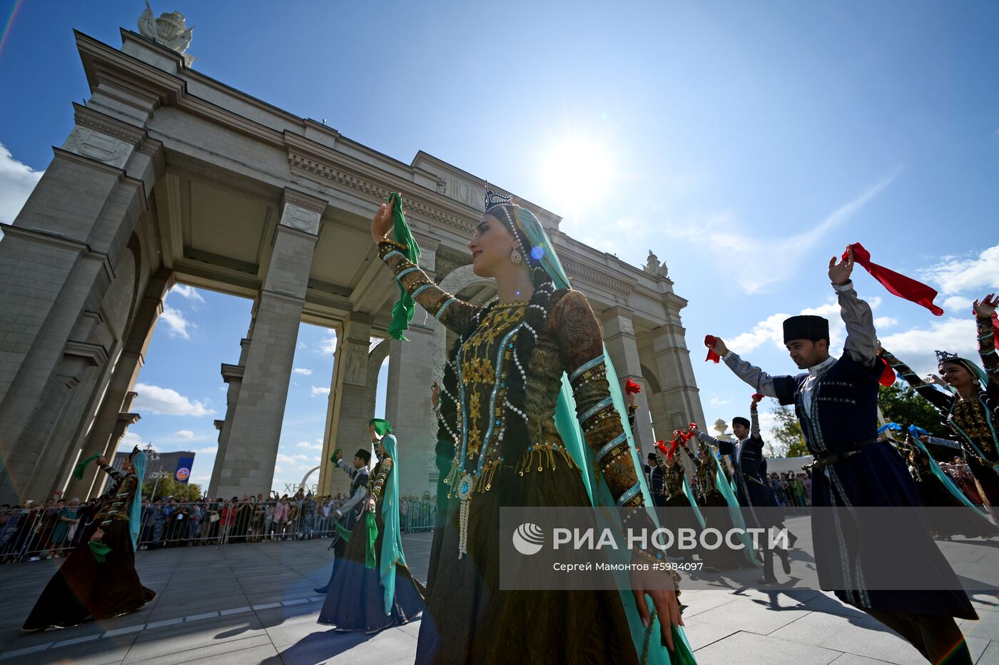 Торжественное шествие участников фестиваля "Спасская башня" на ВДНХ