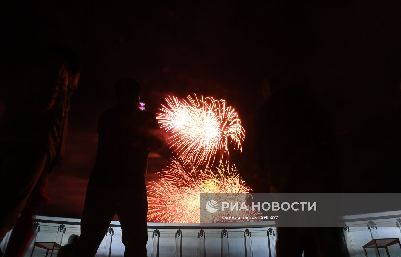 Cалют в честь 75-й годовщины освобождения Кишинева от немецко-фашистских захватчиков