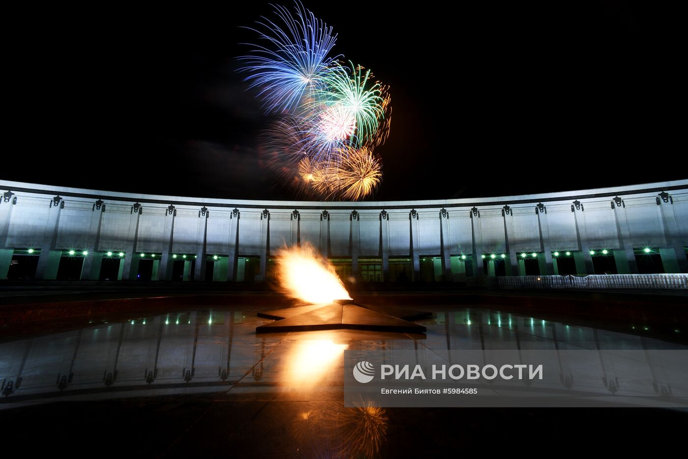 Cалют в честь 75-й годовщины освобождения Кишинева от немецко-фашистских захватчиков