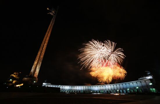 Cалют в честь 75-й годовщины освобождения Кишинева от немецко-фашистских захватчиков