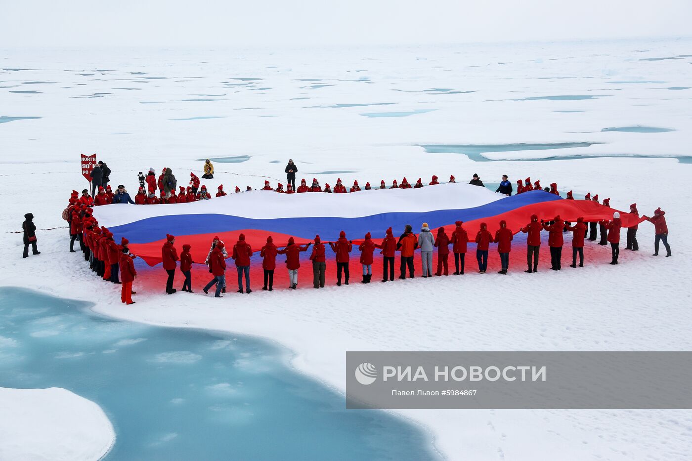 Ледокол со школьниками вернулся из рейса на Северный полюс