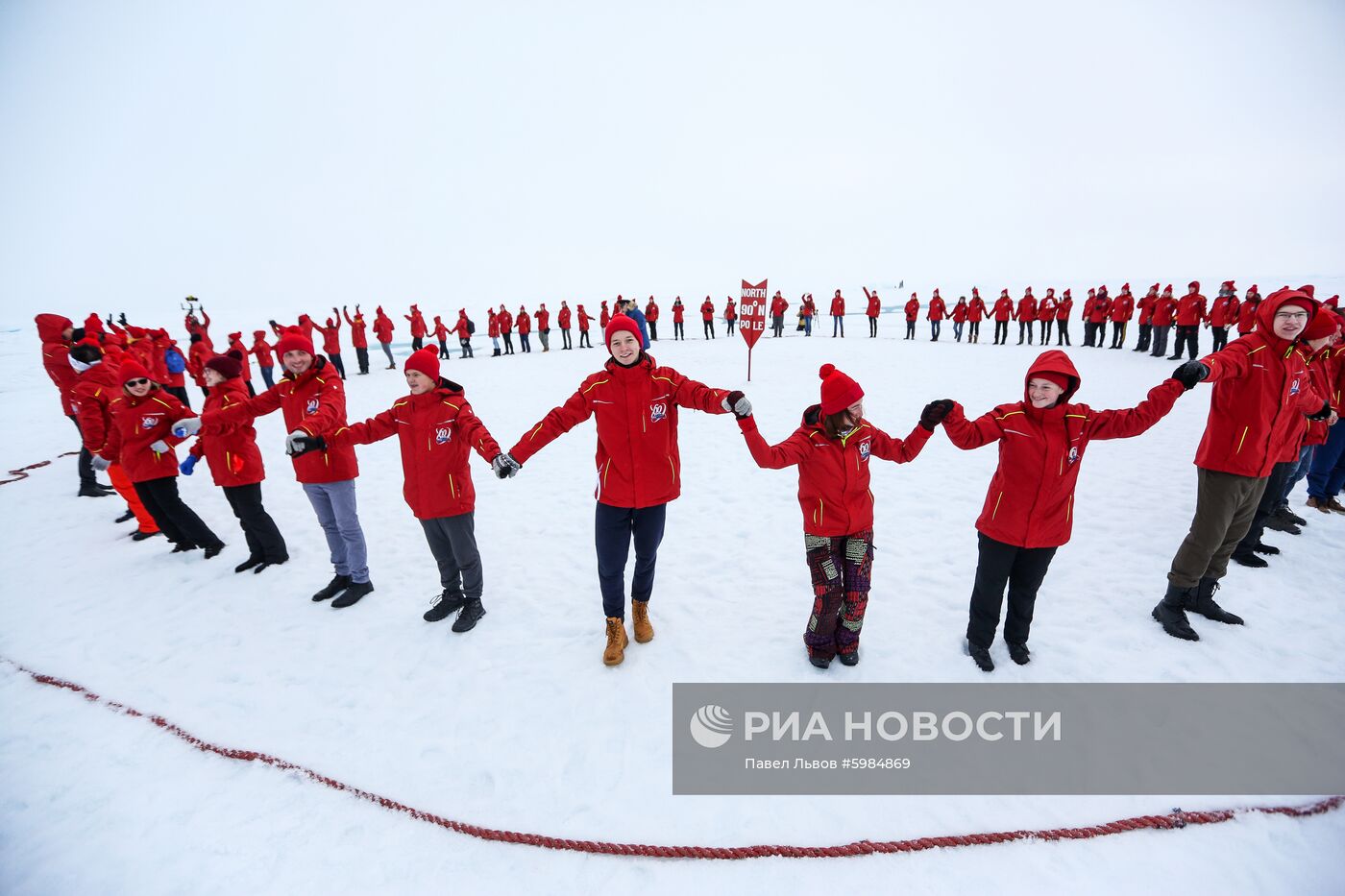 Ледокол со школьниками вернулся из рейса на Северный полюс