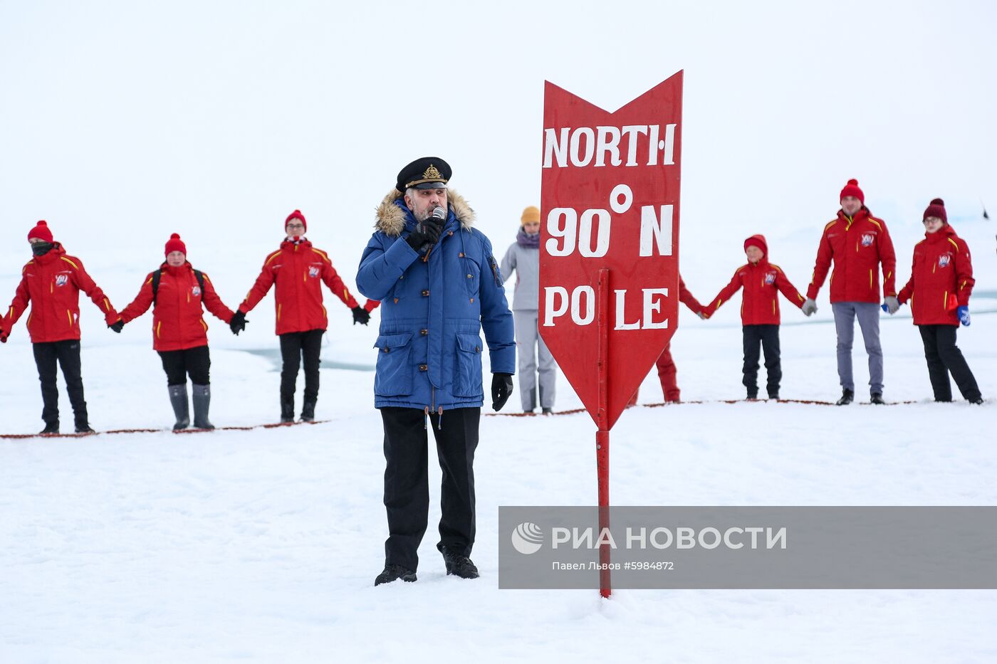 Ледокол со школьниками вернулся из рейса на Северный полюс