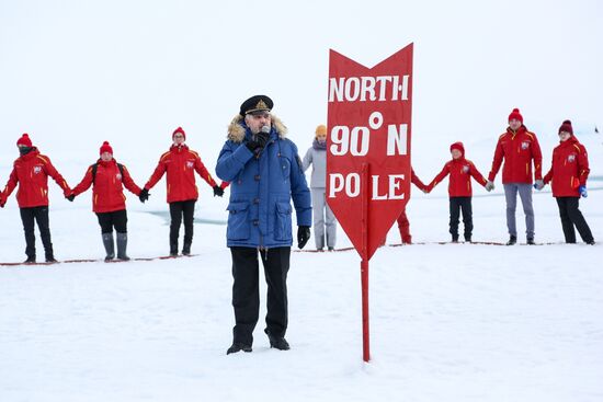 Ледокол со школьниками вернулся из рейса на Северный полюс