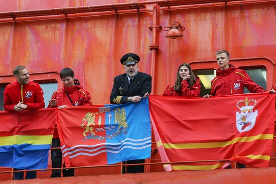 Ледокол со школьниками вернулся из рейса на Северный полюс