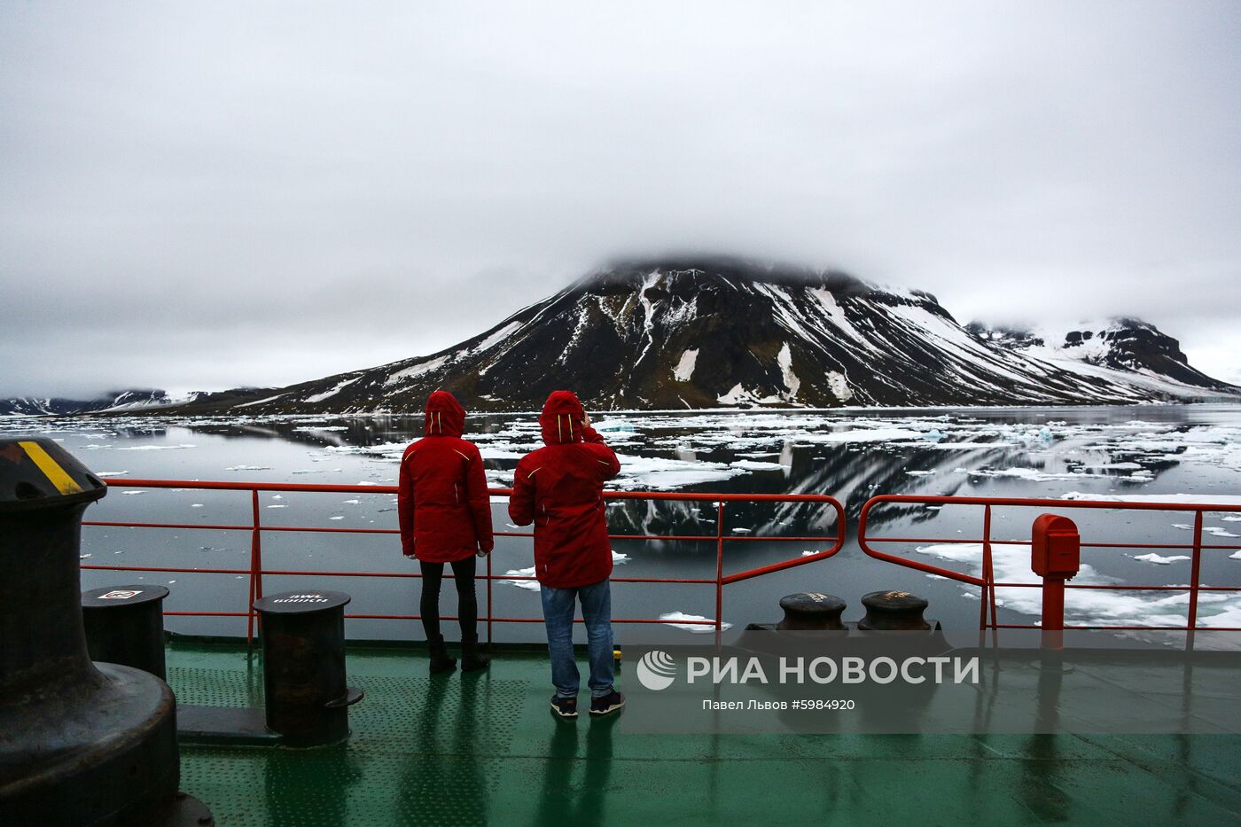 Участники детского тематического рейса на Северный полюс, приуроченного к 60-летию атомного ледокольного флота фотографируют один из островов в составе архипелага Земля Франца-Иосифа. Место: Россия, Архангельская область. Автор: Павел Львов/РИА Новости. Арктический архипелаг Земля Франца-Иосифа