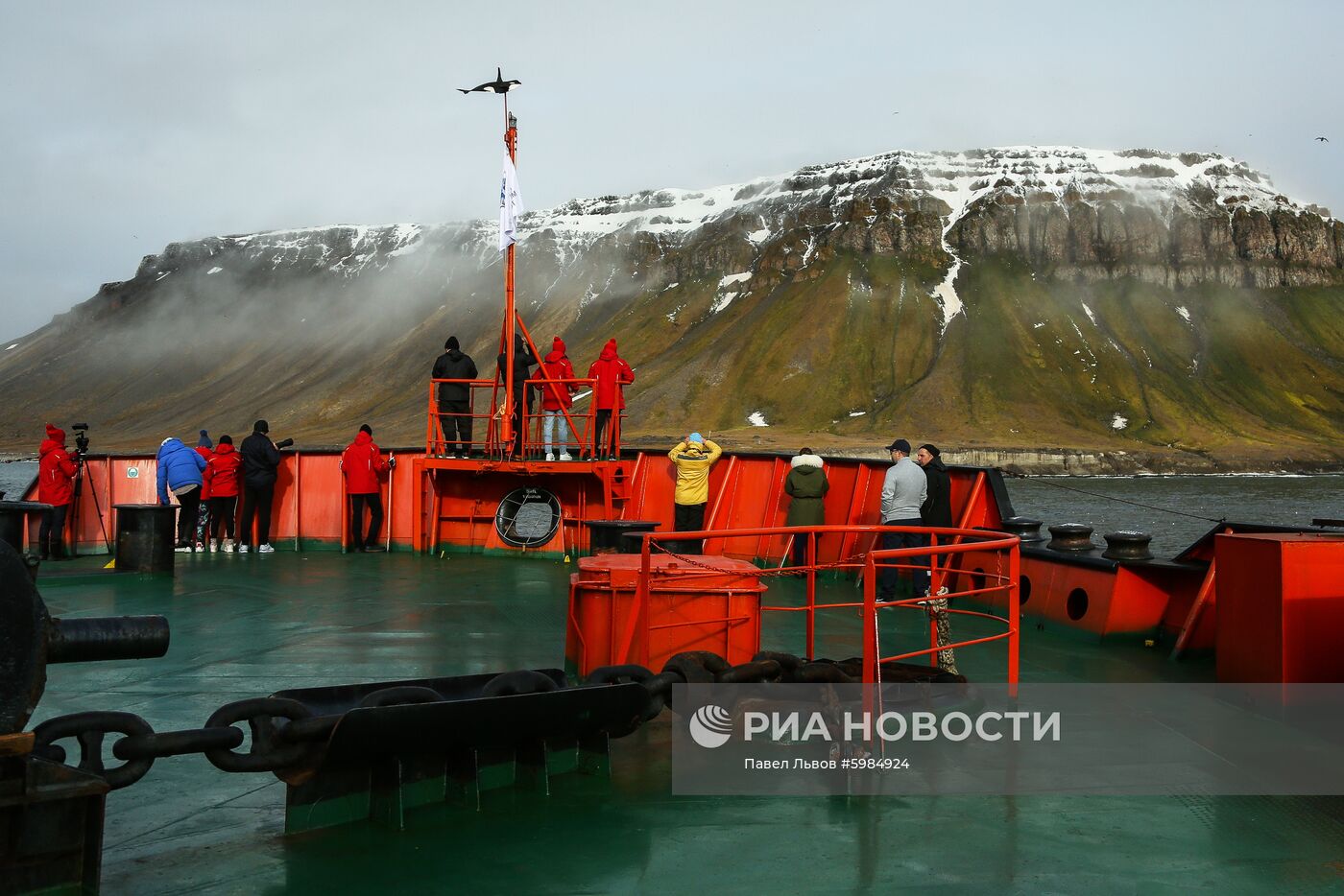 Ледокол со школьниками вернулся из рейса на Северный полюс