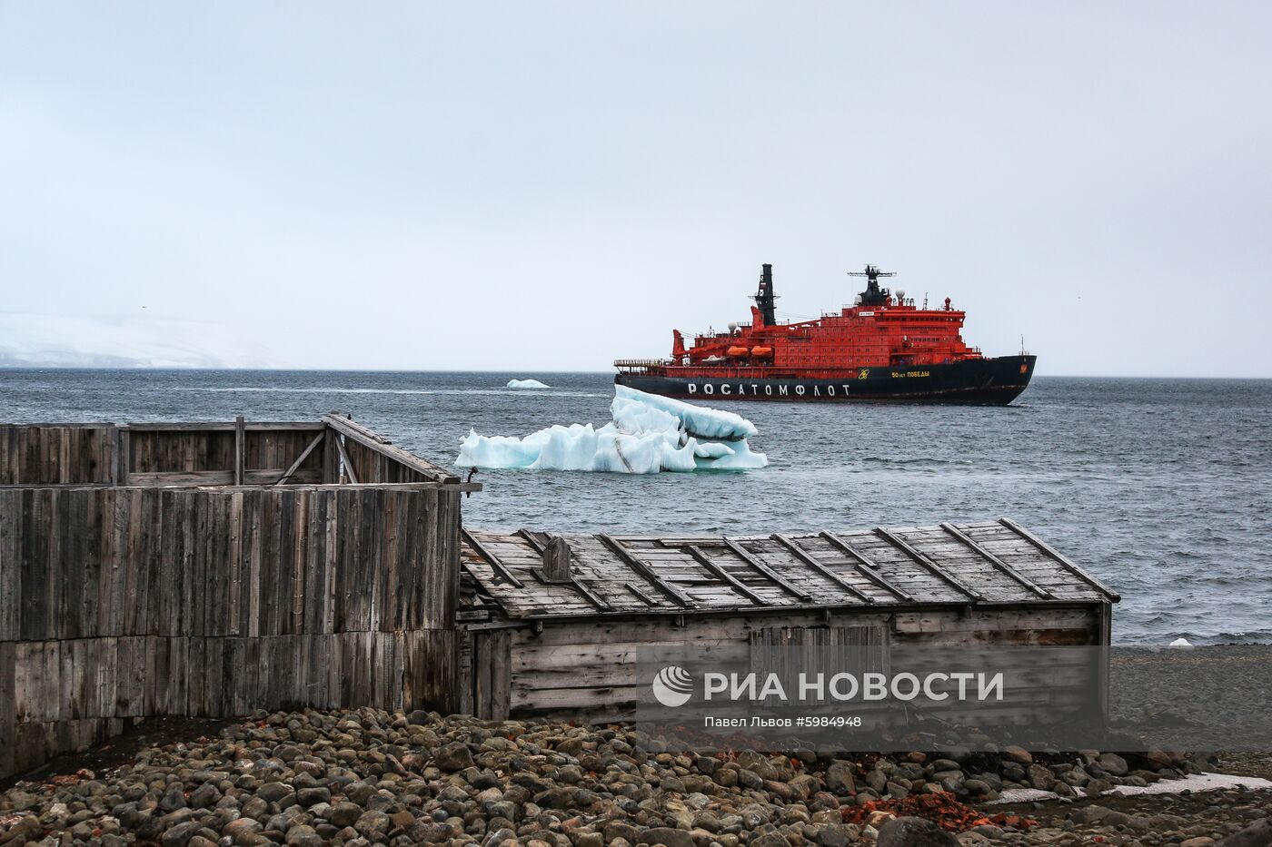 Ледокол со школьниками вернулся из рейса на Северный полюс