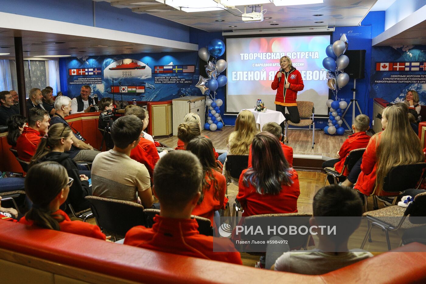 Ледокол со школьниками вернулся из рейса на Северный полюс