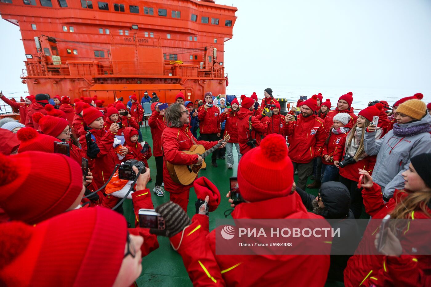 Ледокол со школьниками вернулся из рейса на Северный полюс