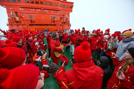 Ледокол со школьниками вернулся из рейса на Северный полюс