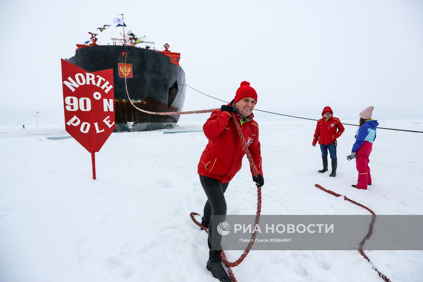 Ледокол со школьниками вернулся из рейса на Северный полюс