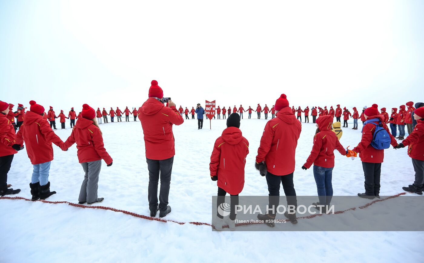 Ледокол со школьниками вернулся из рейса на Северный полюс