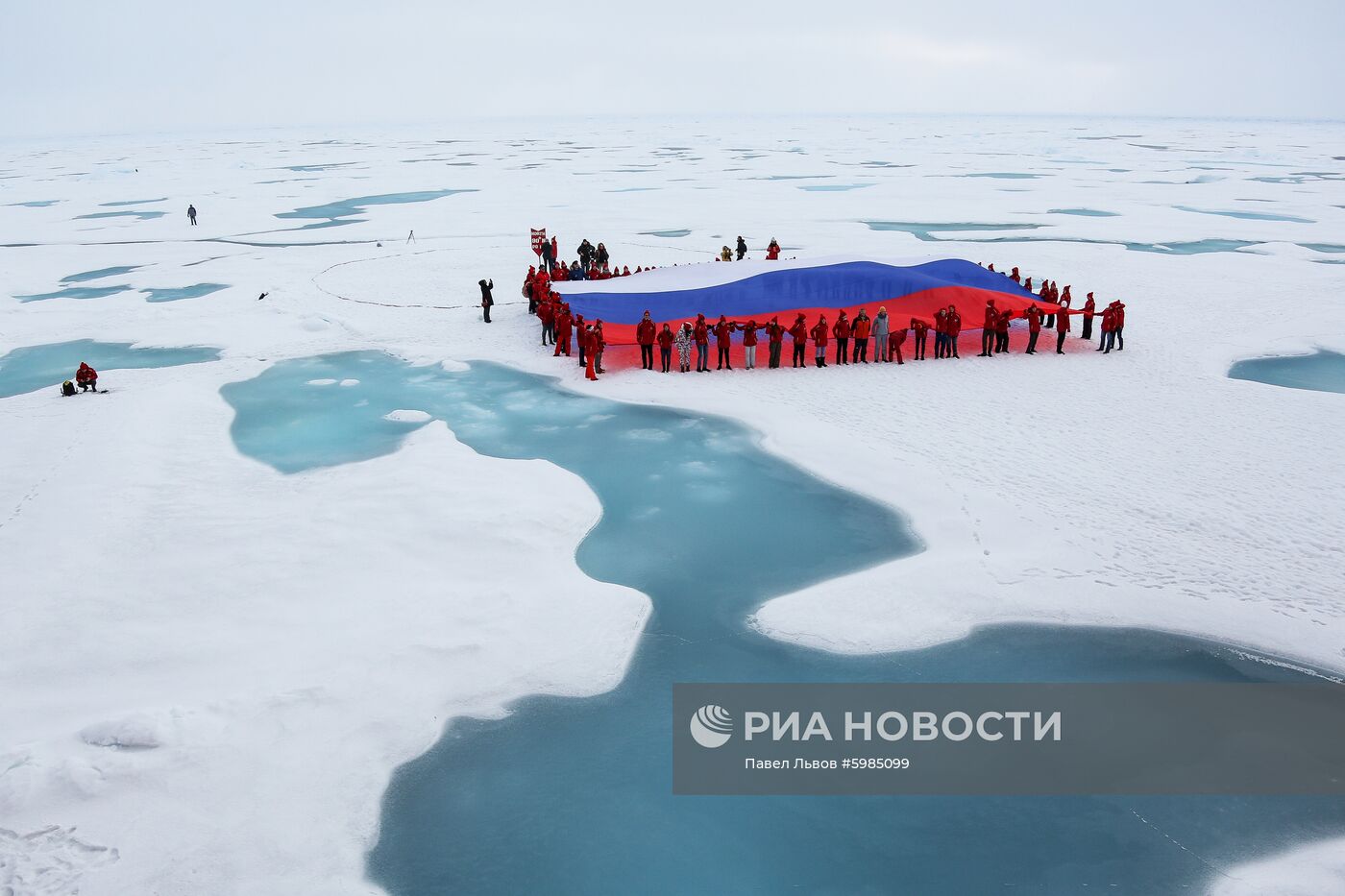 Ледокол со школьниками вернулся из рейса на Северный полюс